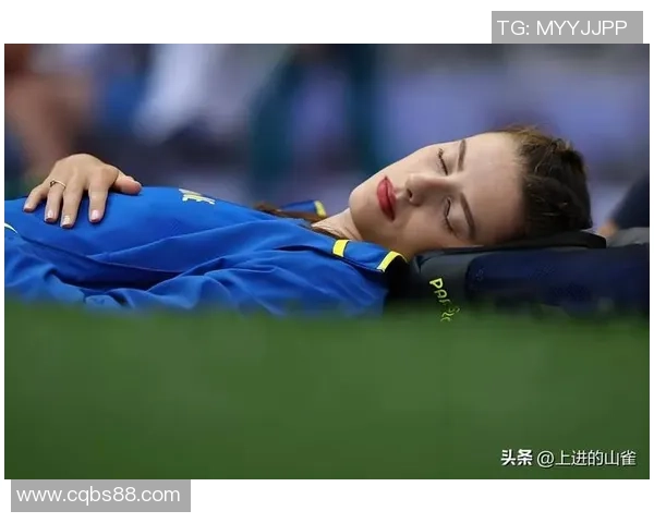 足球明星时尚风采解析经典穿搭与场外魅力的完美结合 足球明星时尚风采解析经典穿搭与场外魅力的完美结合